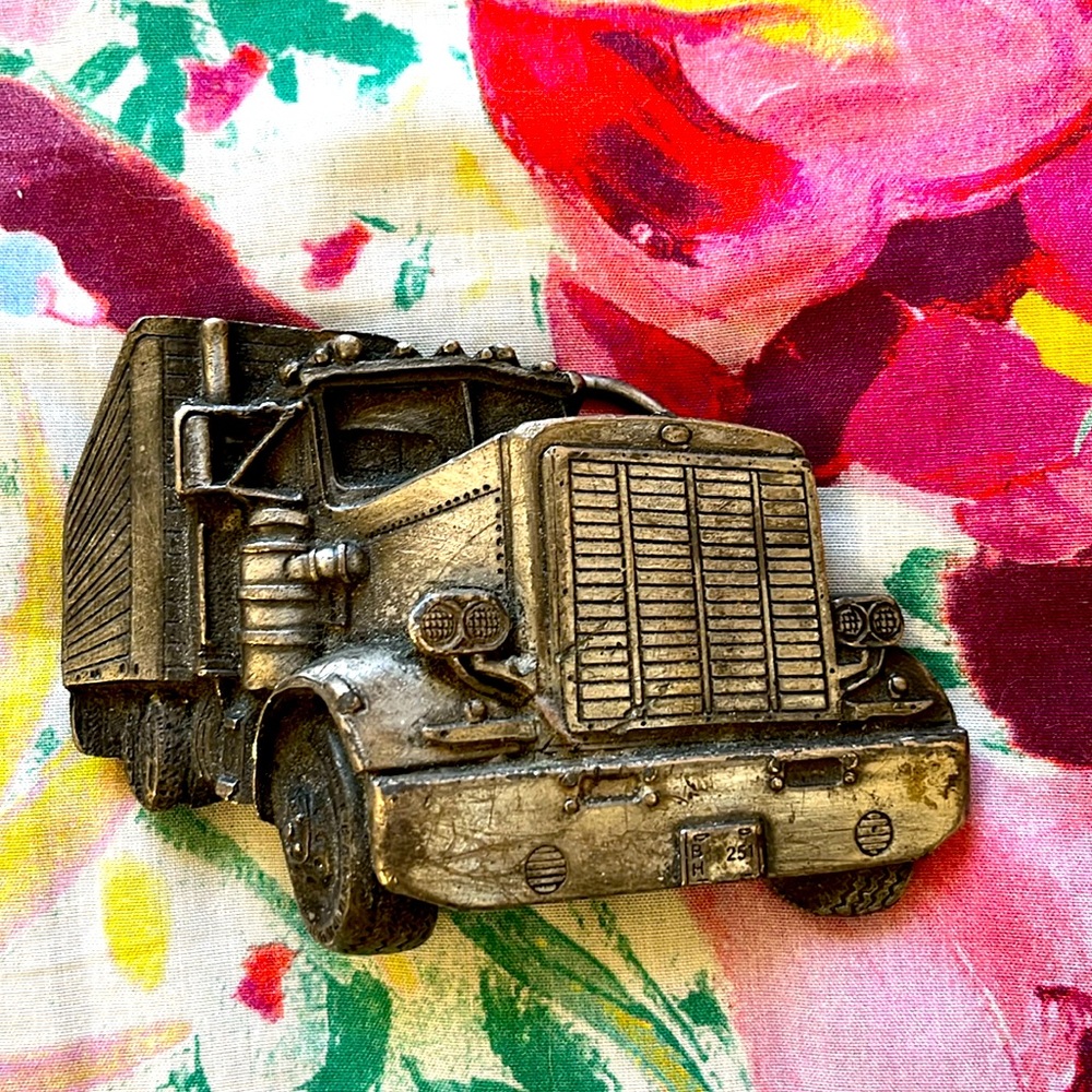 Cool vintage 1977 Semi Truck Belt Buckle